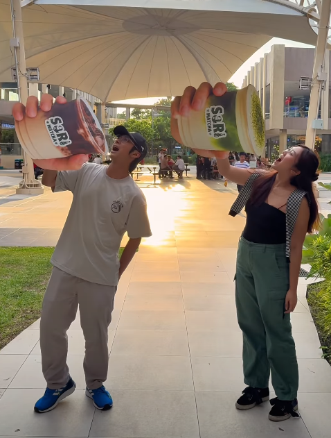 Referência do reel: mão gigante segurando produto